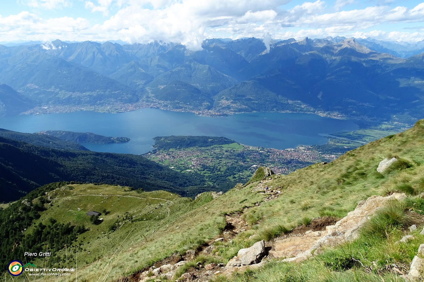 88 Pascoli di Agrogno in primo piano e vista su Piona.JPG